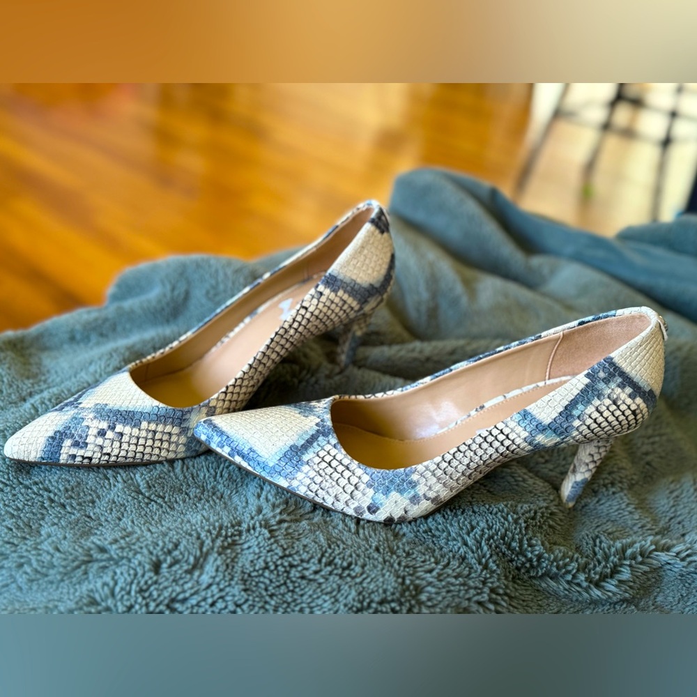 MICHAEL KORS NWOT snakeskin print pumps
